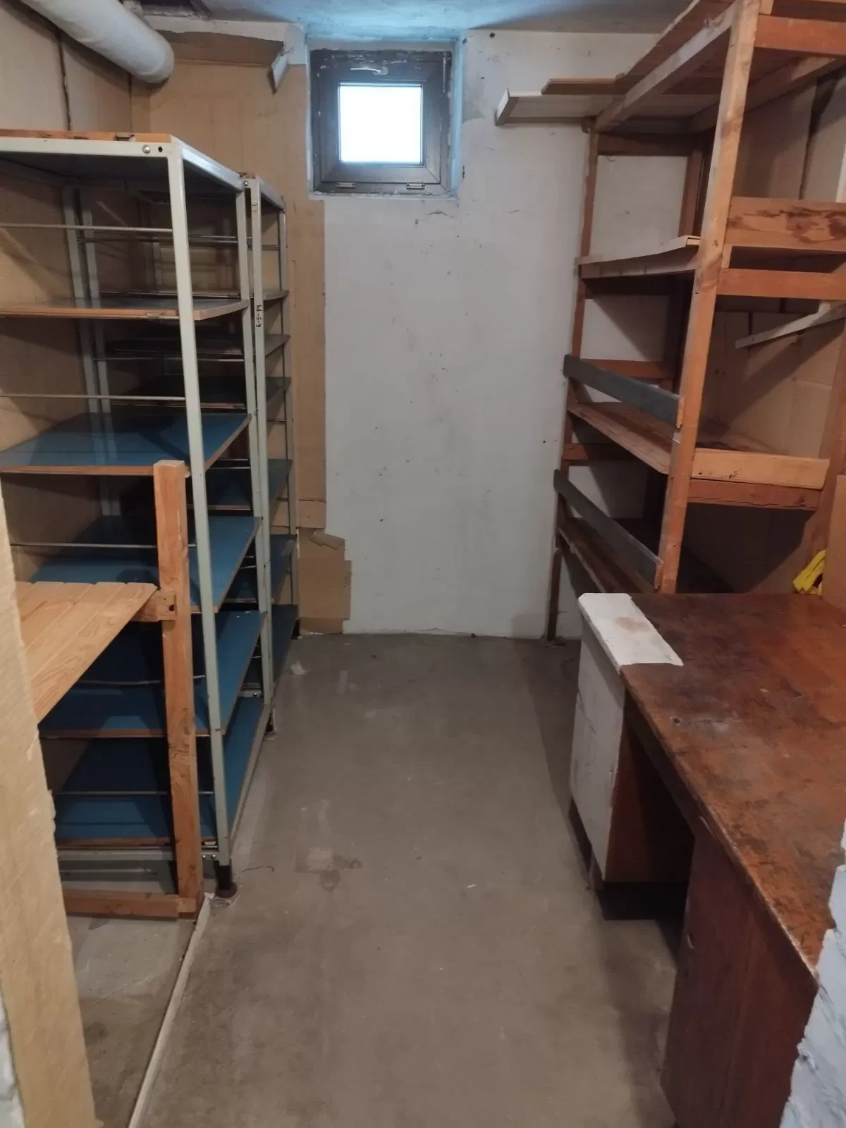 Warszawa - piwnica po opróżnianiu