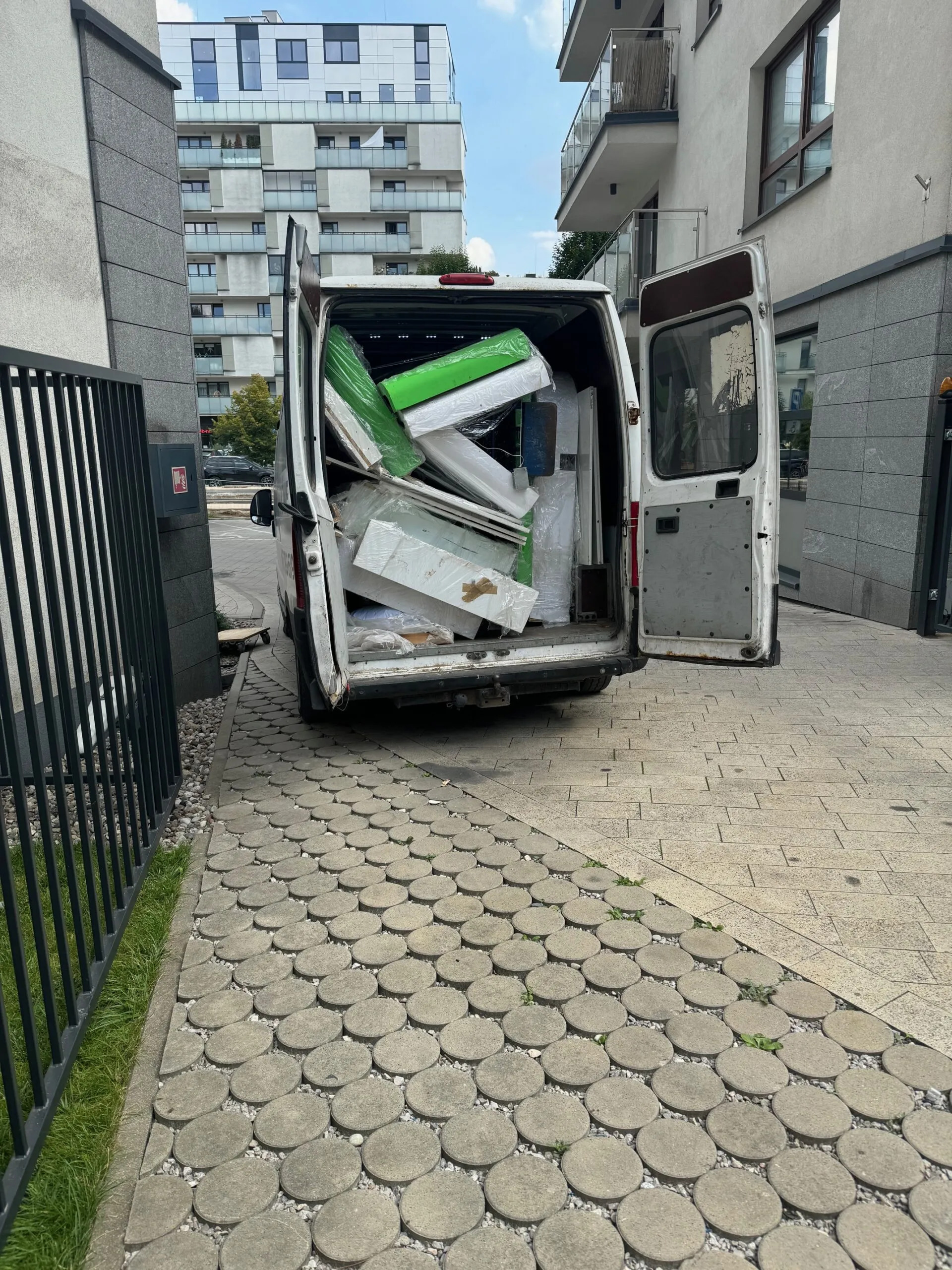 wywoz-mebli-eko-bus-warszawa-scaled