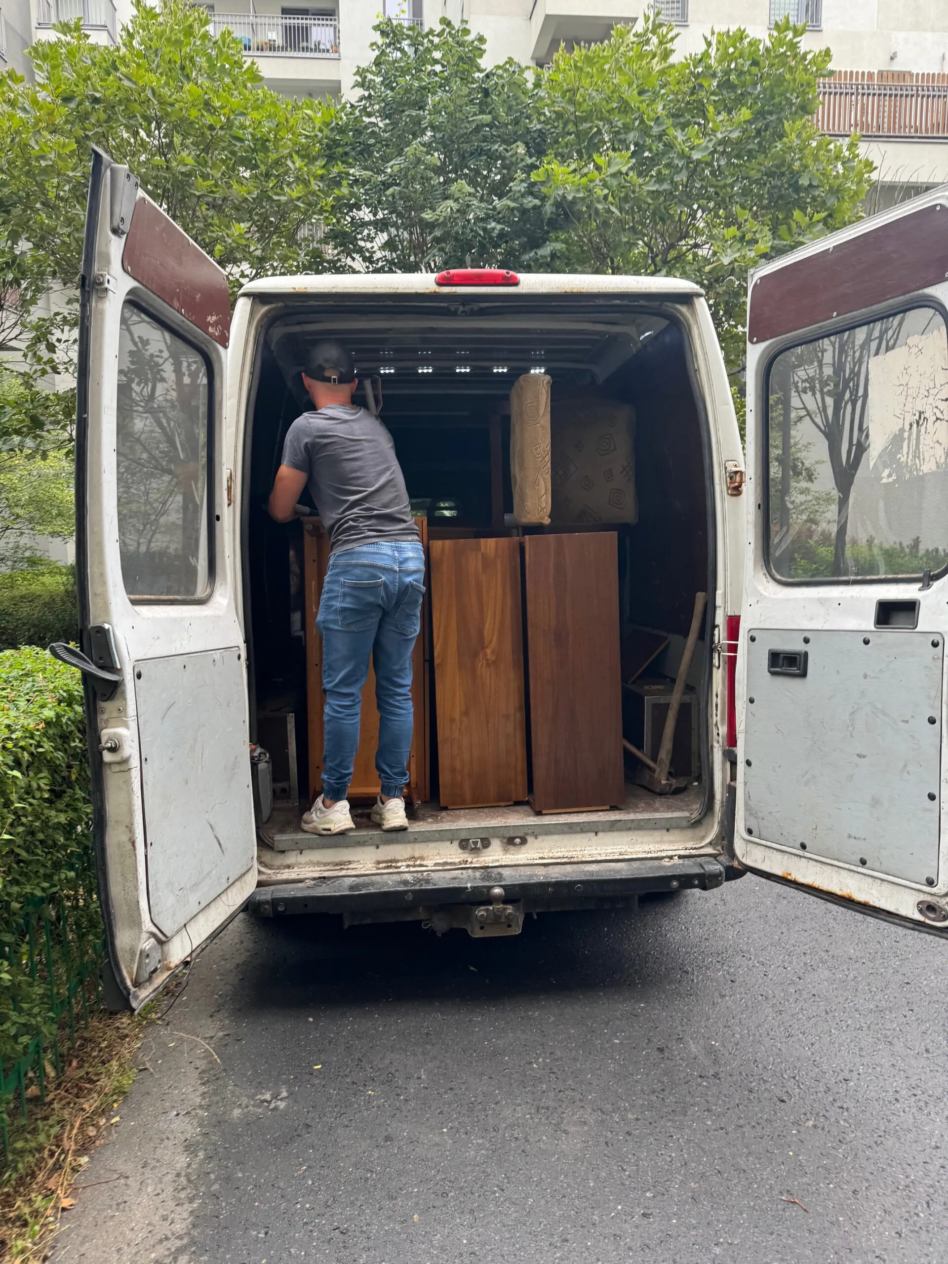 wywoz-mebli-na-terenie-warszawy-scaled